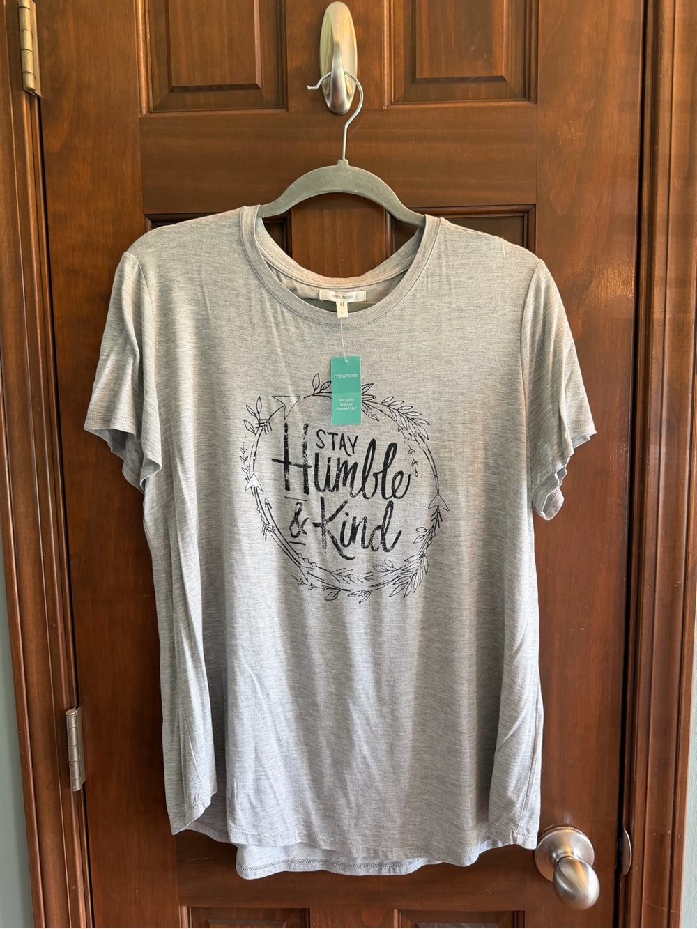 Maurices Light Gray Graphic Tee with Wreath Design